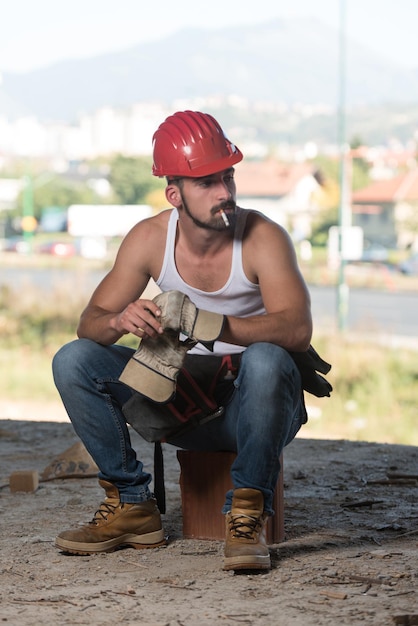 Operaio edile che si rilassa l'aria fresca durante il lavoro