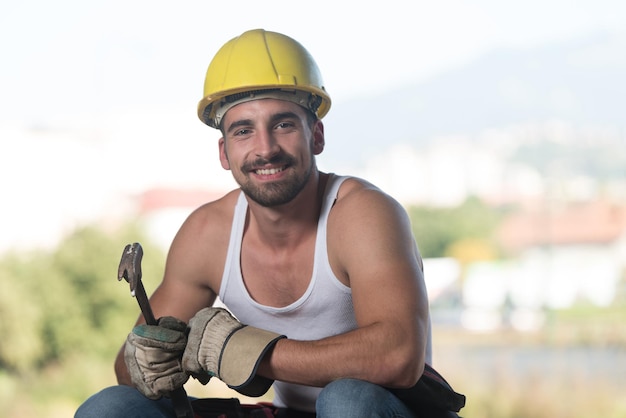 Operaio edile che si rilassa l'aria fresca durante il lavoro