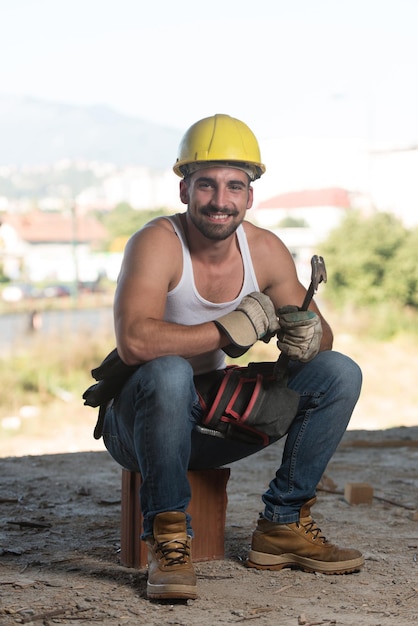 Operaio edile che si rilassa l'aria fresca durante il lavoro