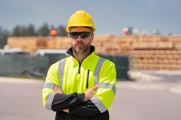 Operaio edile con il casco dell'elmetto protettivo sul lavoratore americano dell'ingegnere edile del cantiere i