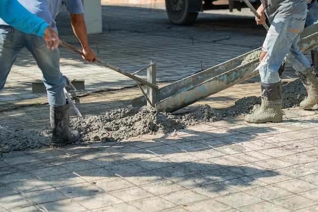 operaio edile costruzione ferri da stiro calcestruzzo e attrezzature