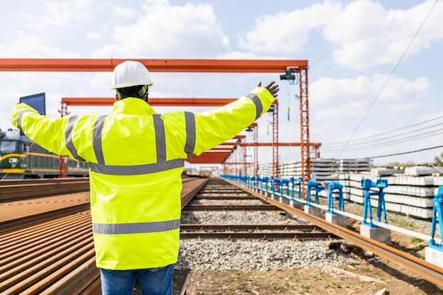 Operaio edile della ferrovia e del ponte che esamina il cantiere