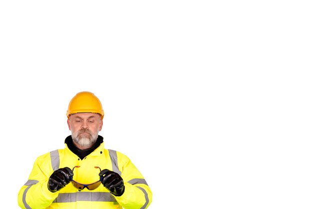 operaio edile nel casco giallo cappotto giallo hiviz pronto a indossare occhiali di sicurezza colorati scuri