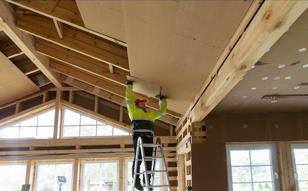 Operaio edile termoisolante eco casa con struttura in legno