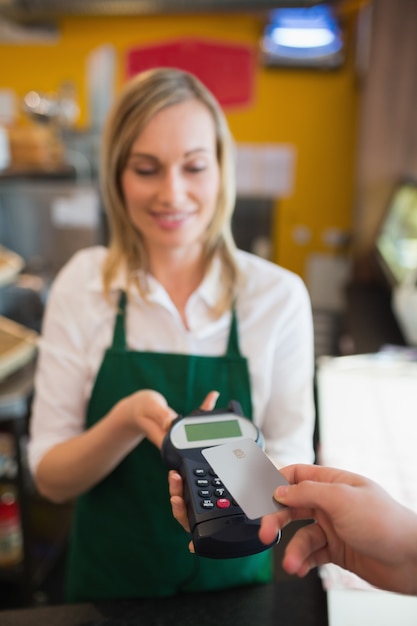 Operaio femminile che accetta pagamento con carta di credito