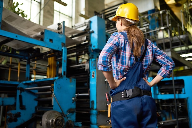 Operaio femminile che supervisiona la qualità in officina