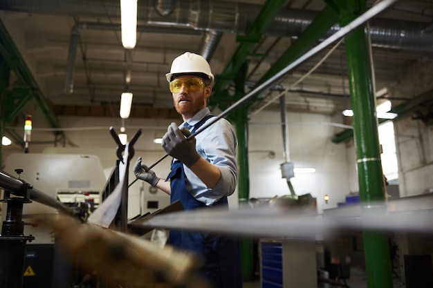 Operaio impegnato con il suo lavoro