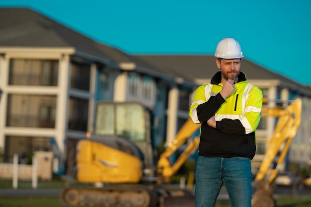 Operaio in cantiere Responsabile della costruzione nel casco Ingegnere edile maschio Architetto presso a