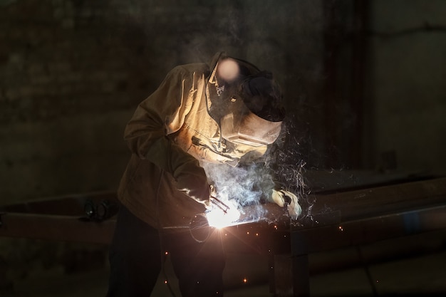 Operaio industriale al primo piano della saldatura della fabbrica.