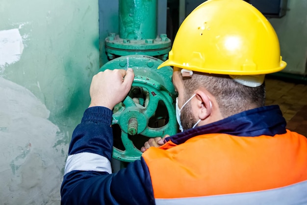 operaio industriale nella fabbrica segreta operaio al lavoro operaio nello spazio di lavoro