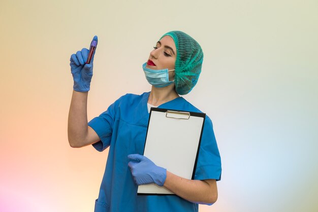 Operaio medico con provette con sangue posa in laboratorio