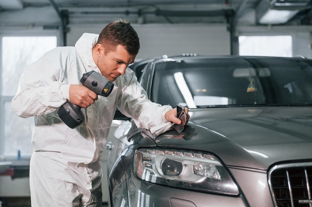 Operaio professionista L'uomo in uniforme è nel servizio automatico