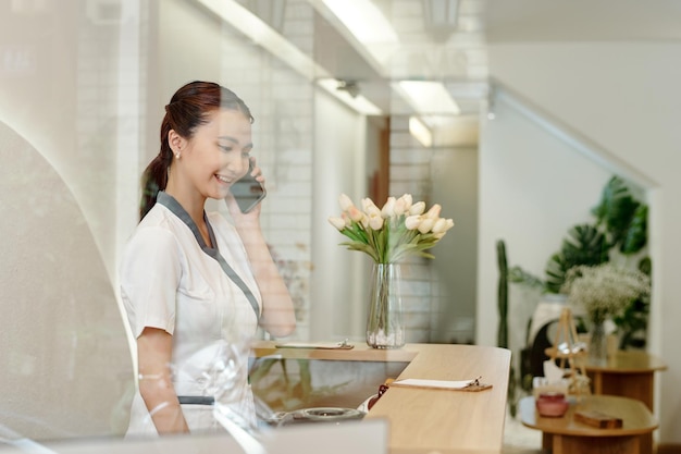 Operaio receptionist del salone della stazione termale