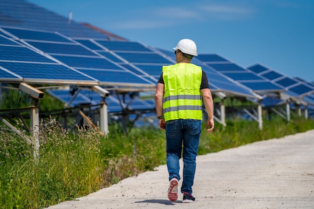 Operaio specializzato nella misurazione dell'efficienza del funzionamento e della manutenzione dell'impianto solare.