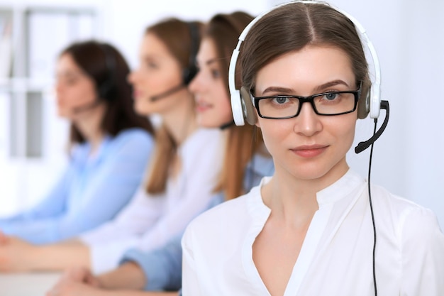 Operatore di call center. Giovane bella donna d'affari in cuffia.