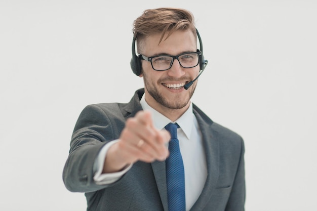 Operatore di call center sorridente da vicino che ti indica il concetto di scelta