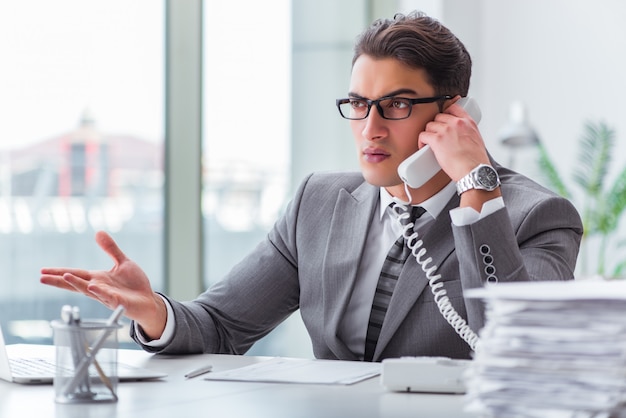 Operatore di helpdesk arrabbiato in ufficio