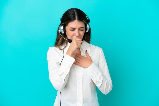 Operatore di telemarketing Una donna italiana che lavora con un auricolare isolato su sfondo blu soffre di tosse e si sente male