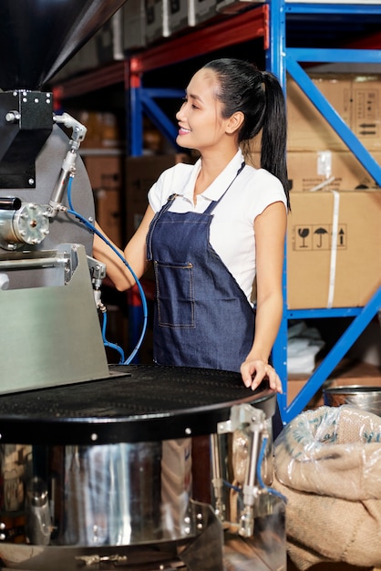 Operatore femminile in fabbrica di caffè