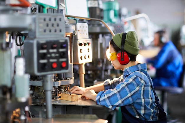 Operatore macchina al lavoro