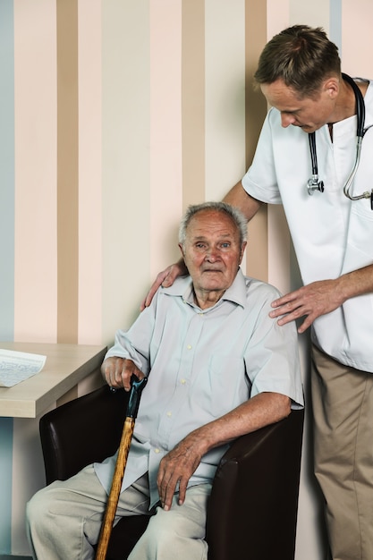 Operatore sanitario e paziente anziano