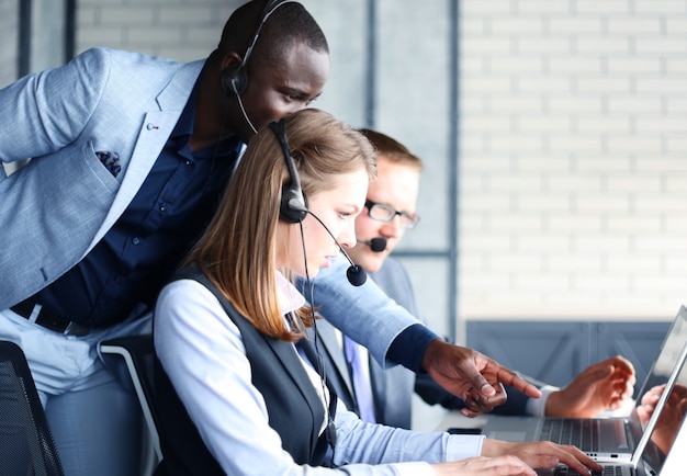 Operatore telefonico che lavora presso l'ufficio del call center aiutando il collega sibilo