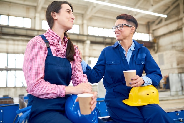 Operatori che prendono pausa dal lavoro