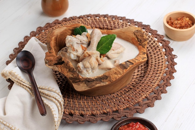 Opor ayam o pollo al curry bianco cibo tradizionale indonesiano a base di pollo cotto con latte di cocco e spezie