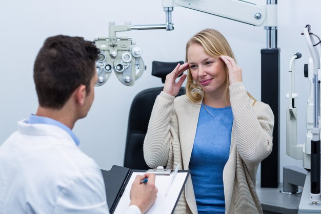 Optometrista che consulta paziente femminile