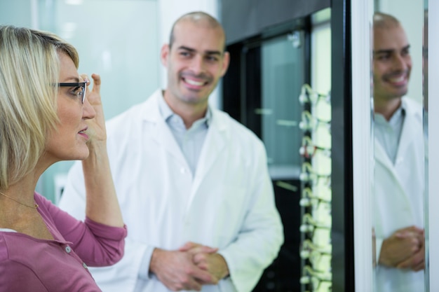 Optometrista che consulta un cliente su occhiali e montature