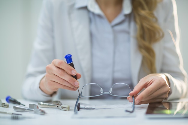 Optometrista femmina preparazione cornice in vetro