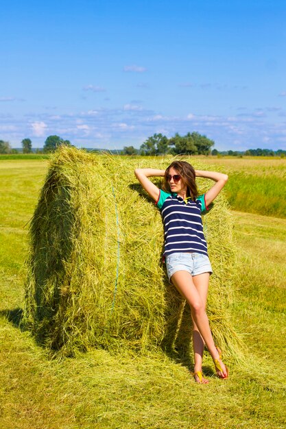 Ã Â¡oquette ragazza sul campo soleggiato.