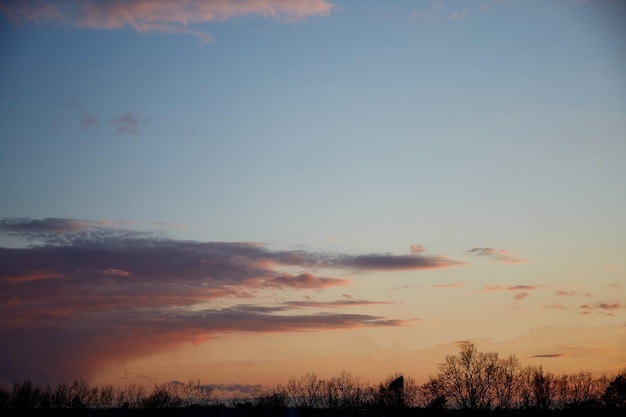 Ora blu splendido cielo al tramonto con nuvole scintillanti rosa Sfondo naturale Foto di alta qualità