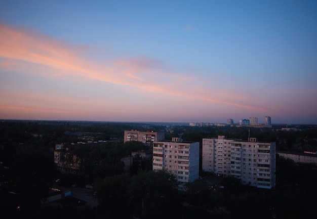 Ora del tramonto sullo sfondo della città di Korolev