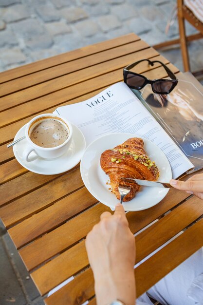 Ora della colazione con caffè croissant e rivista