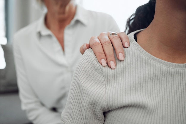 È ora di abbattere quei muri Inquadratura ritagliata di una psicologa irriconoscibile seduta a confortare il suo paziente durante una consultazione