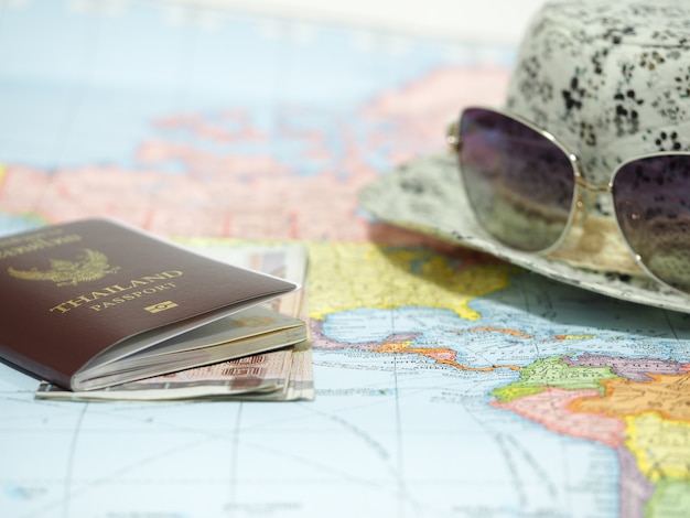 È ora di andare in vacanza con il passaporto e gli occhiali da sole della mappa sotto la luce del sole