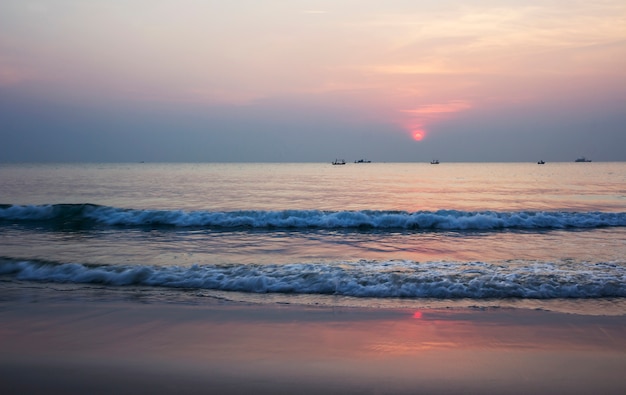 Ora legale di bella alba in spiaggia Tailandia