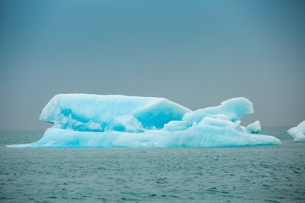 Ora legale, iceberg nella laguna del ghiacciaio di Jokulsarlon, Islanda