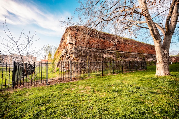 Oradea Romania con fortezza conosciuta anche come Nagyvarad e sullo sfondo Catedrala Episcopala invierea Domnului Transilvania occidentale in Romania