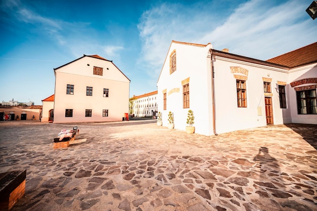 Oradea Romania con fortezza conosciuta anche come Nagyvarad e sullo sfondo Catedrala Episcopala invierea Domnului Transilvania occidentale in Romania