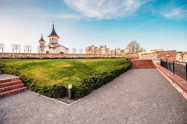 Oradea Romania con fortezza conosciuta anche come Nagyvarad e sullo sfondo Catedrala Episcopala invierea Domnului Transilvania occidentale in Romania