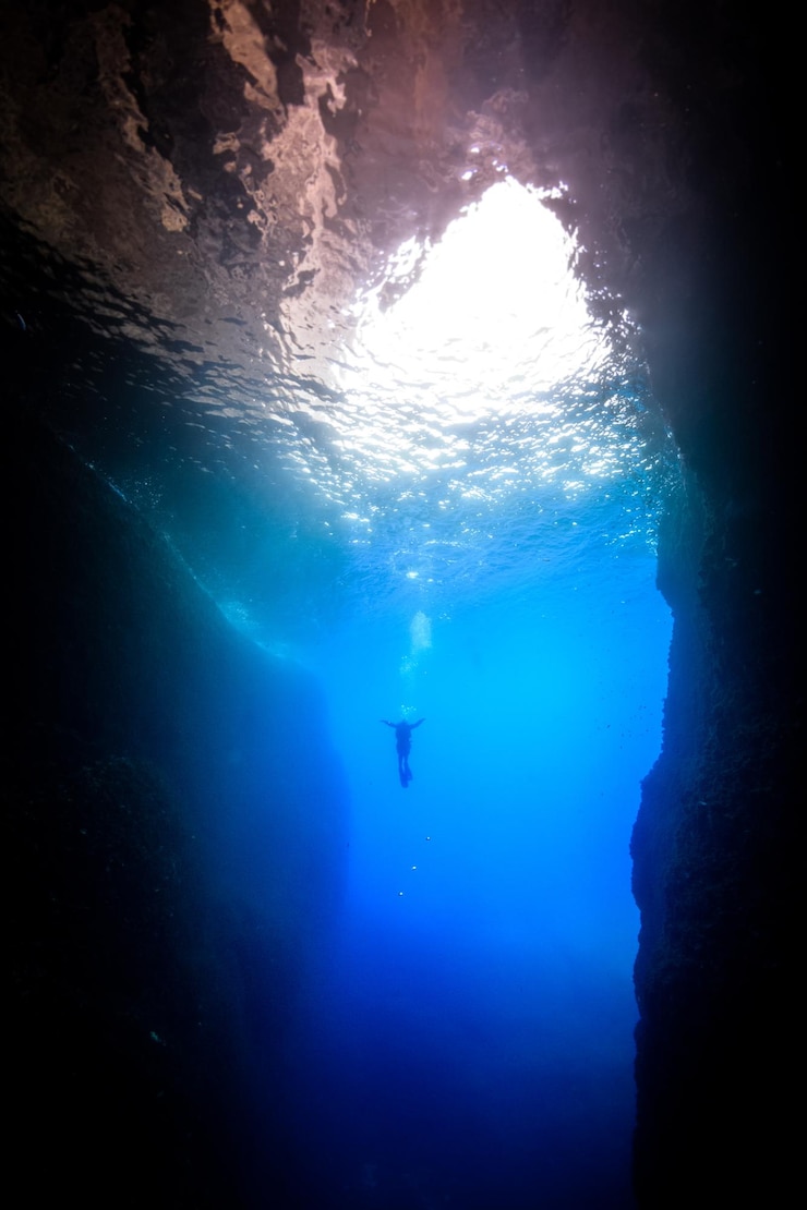 Photo orang berenang di laut