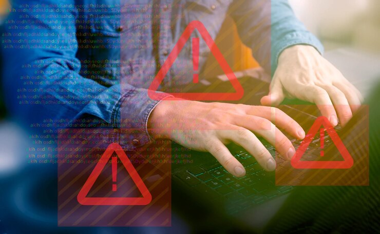 Photo orang yang dipotong menggunakan laptop dalam simbol kesalahan