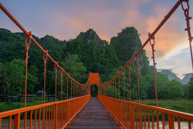 Orange Bridge con la montagna del Laos