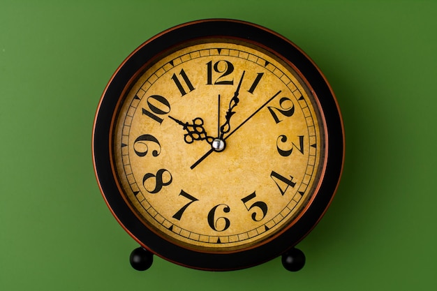 Orario e orologio che si ferma una foto di un orologio in studio un concetto di tempo importante nel lavoro
