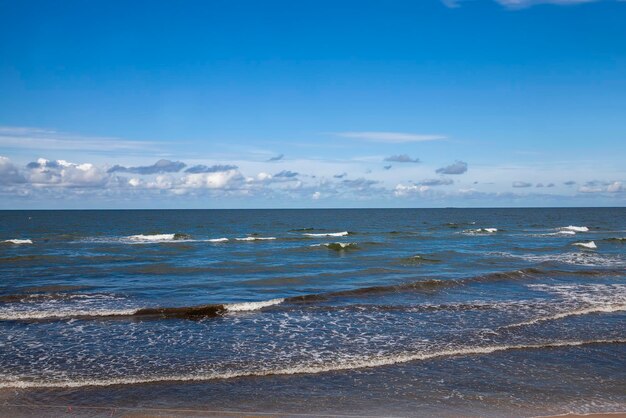 Orario estivo sul Mar Baltico freddo con tempo soleggiato