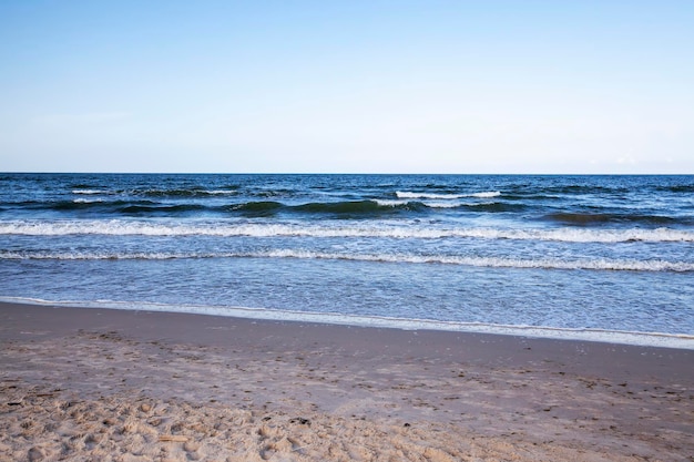 Orario estivo sul Mar Baltico freddo con tempo soleggiato