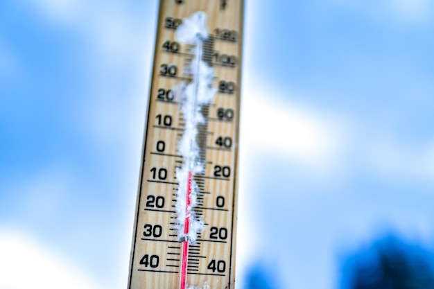 Orario invernale Il termometro sulla neve mostra basse temperature in gradi Celsius
