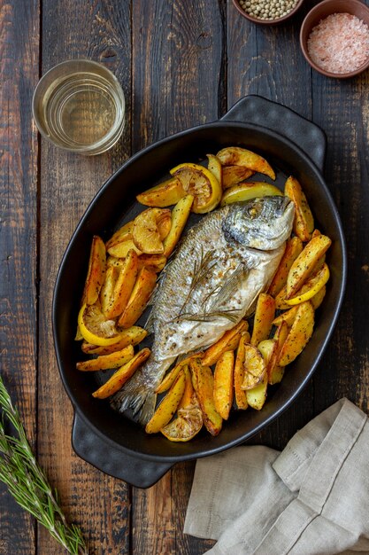 Orata al forno con patate e limone